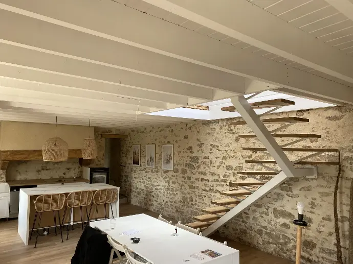 Escalier métal blanc marche chêne dans maison pierre
