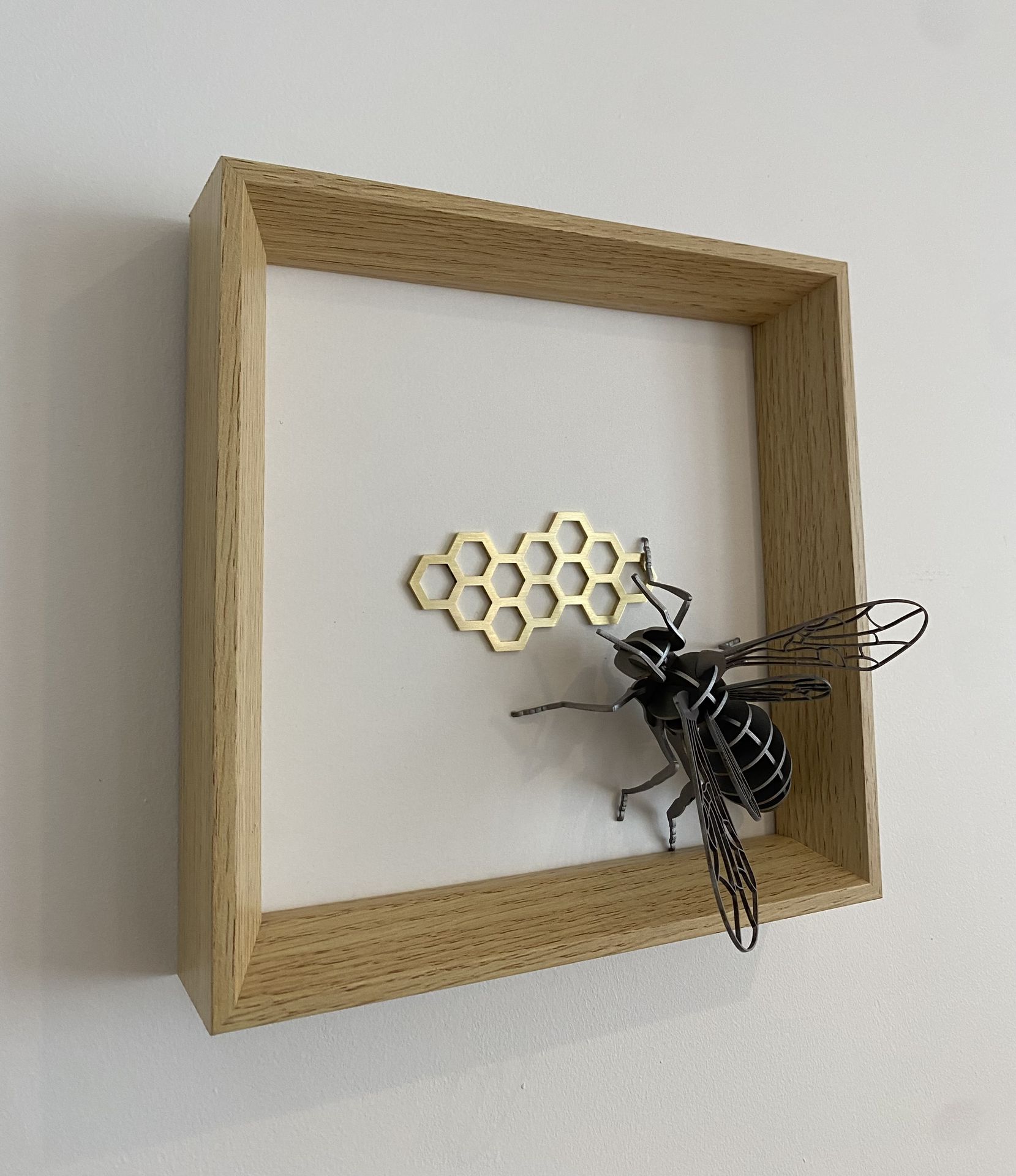 Tableau abeille en acier et laiton