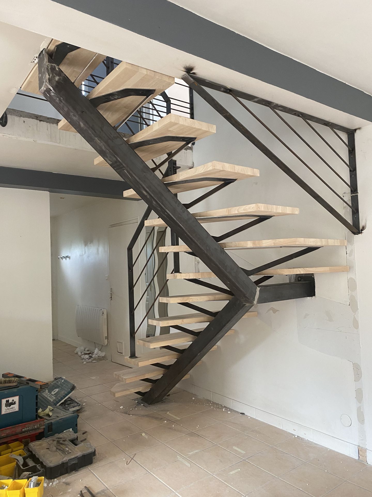 Escalier métal marche bois