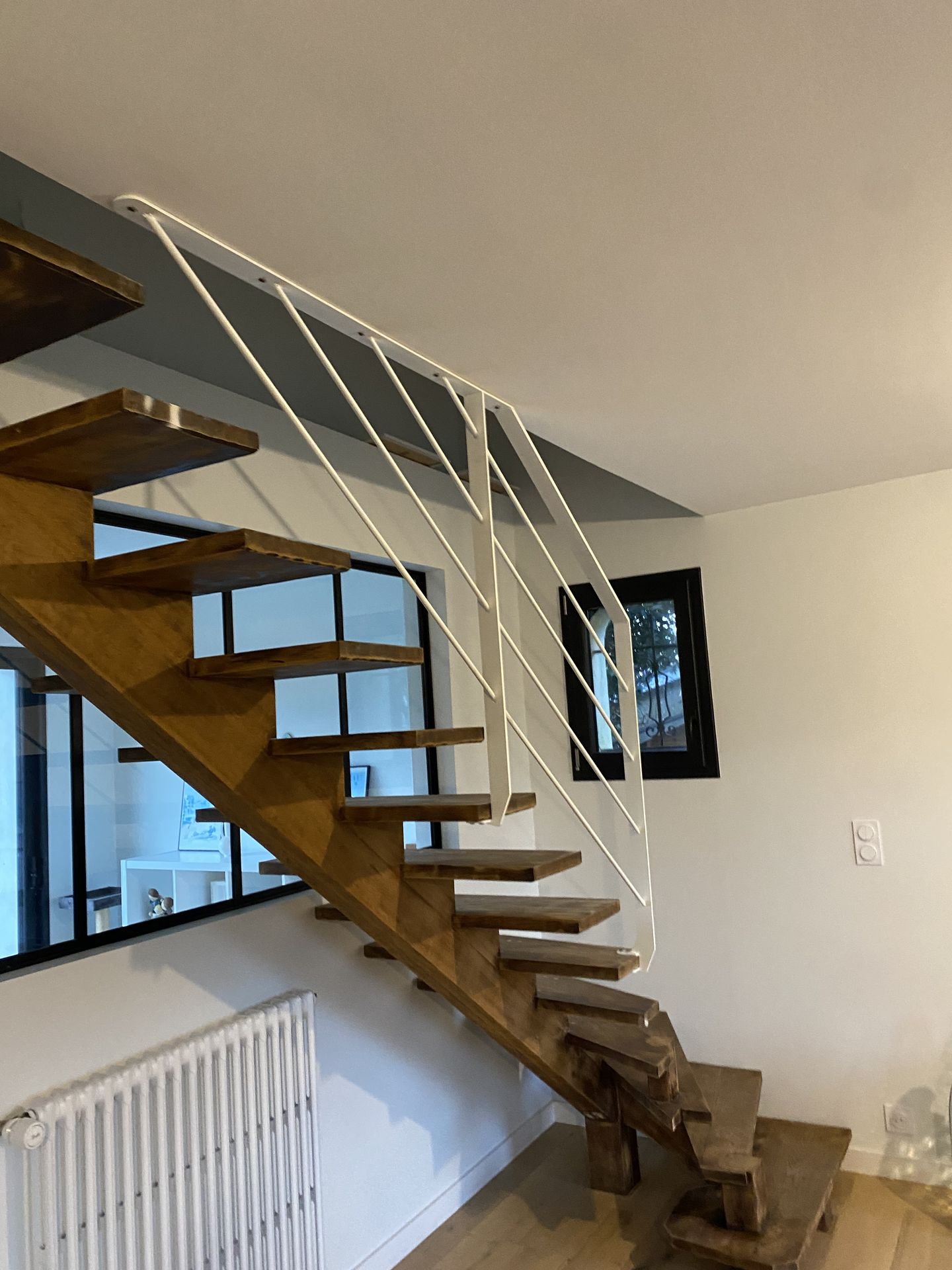 Garde-corps blanc escalier bois